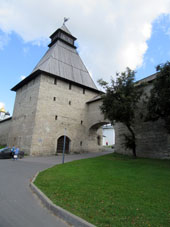 Torre Vlásievskaya, en la cual era aduana de Pskov.