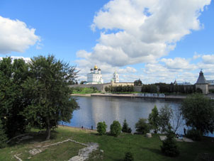 Vista al kremlin desde la orilla opósita. Se puede ver la inscripción "Aquí se inicia Rusia". Pskovitas tienen sus razones para decir así.