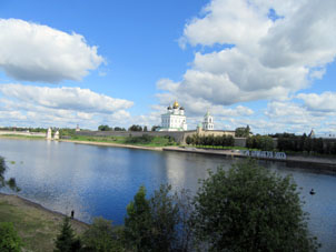 Vista al kremlin desde la orilla opósita. Se puede ver la inscripción "Aquí se inicia Rusia". Pskovitas tienen sus razones para decir así.