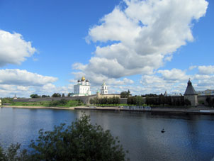 Vista al kremlin desde la orilla opósita. Se puede ver la inscripción "Aquí se inicia Rusia". Pskovitas tienen sus razones para decir así.