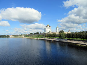 Vista al kremlin desde la orilla opósita. Se puede ver la inscripción "Aquí se inicia Rusia". Pskovitas tienen sus razones para decir así.