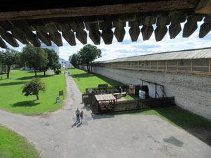 Patio de artes marciales en la plaza parlamentaria del kremlin (alcázar) de Pskov.