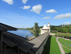 Confluencia del río Pskova al río Velíkaya y muralla kremlina.