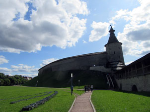 Krom (núcleo del kremlin) desde la vega del Pskova (por dentro del kremlin, pero por fuera del Krom).