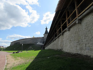 Muralla que va del Krom a la confluencia de´los ríos.