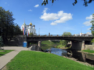 Puente a través del río Pskova.