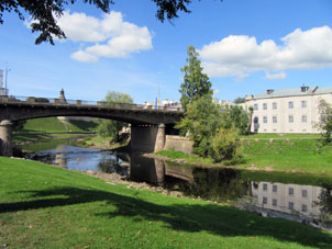 Puente a través del río Pskova.