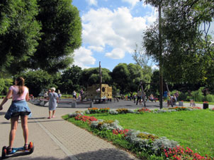 Parque de descanso en la vega del río Pskova dentro del territorio del kremlin.
