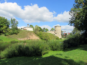 Río Pskova y torre del quinto (externo) anillo mural del kremlin.