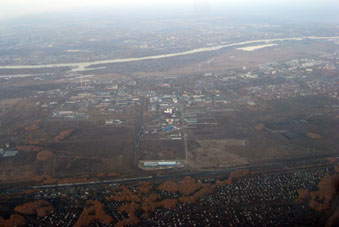 Ciudad de Omsk y río Irtysh. Vista desde el avión.