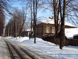 Calle con casas de madera.
