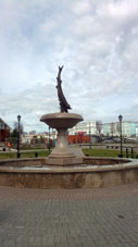 Monumento al pez acipenser que el el idioma chuvacho es sarápul, en honor del cual fue nombrado la ciudad.