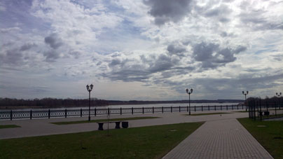 Malecón del río Kama en el centro de la ciudad de Sarápul.