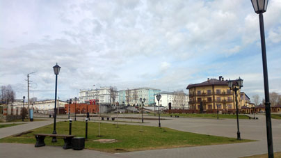 Vista a la administración urbana y municipal de Sarápul desde malecón.