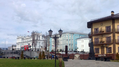 Vista a la administración urbana y municipal de Sarápul desde malecón.