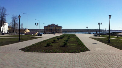 Hotel Sarápul en el centro de la ciudad y malecón del río Kama.