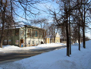 Calle Gor'ki en la ciudad de Sarápul en abril.