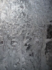 Escarcha en una ventana en la ciudad de Sarápul en invierno.
