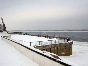 Malecón del río Kama en el centro de la ciudad de Sarápul.