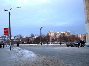 Vista a la Plaza Roja (plaza mayor de la ciudad) y a la administración urbana y municipal de Sarápul.