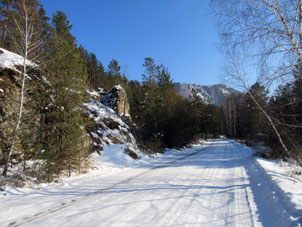 Camino en las montañas Sayany.