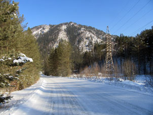 Camino en las montañas Sayany.
