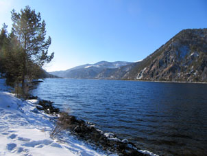 Corriente alta del río Enisey. Vista desde la orilla de la región de Krasnoyarsk.