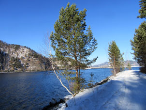 Corriente alta del río Enisey. Vista desde la orilla de la región de Krasnoyarsk.
