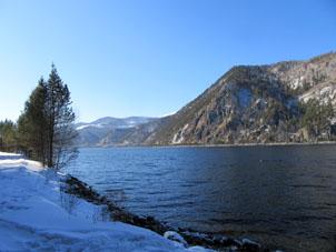 Corriente alta del río Enisey. Vista desde la orilla de la región de Krasnoyarsk.