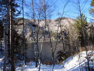 Corriente alta del río Enisey. Vista desde la orilla de la región de Krasnoyarsk.