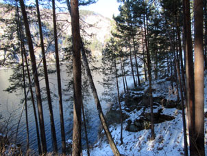 Corriente alta del río Enisey. Vista desde la orilla de la región de Krasnoyarsk.