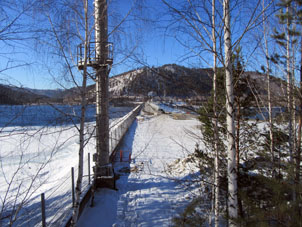 Vista a la planta hidroeléctrica de Mayna desde la orilla de la región de Krasnoyarsk.