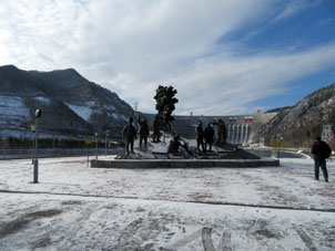 Monumento a los vencedores del río Enisey, es decir a los constructores de la planta hidroeléctrica Sayano-Shúhenskaya.