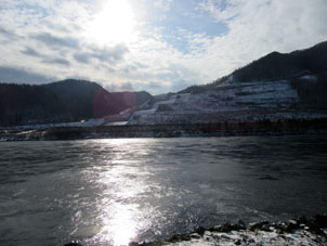 El aliviadero de la planta hidroeléctrica de la planta Sayano-Shúshenskaya está destinado para desviar la riada en el río Enisey de capacidad hasta 3800 m3/seg.