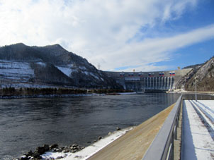 La planta hidroeléctrica Sayano-Shúshenskaya es la más grande en nuestro país y tiene presa una de las 20 más altas en el mundo (242 m).