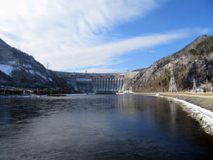 La planta hidroeléctrica Sayano-Shúshenskaya es la más grande en nuestro país y tiene presa una de las 20 más altas en el mundo (242 m).