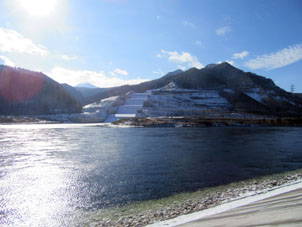 El aliviadero de la planta hidroeléctrica de la planta Sayano-Shúshenskaya está destinado para desviar la riada en el río Enisey de capacidad hasta 3800 m3/seg.