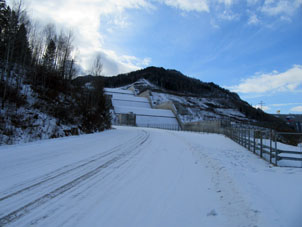 El aliviadero de la planta hidroeléctrica de la planta Sayano-Shúshenskaya está destinado para desviar la riada en el río Enisey de capacidad hasta 3800 m3/seg.