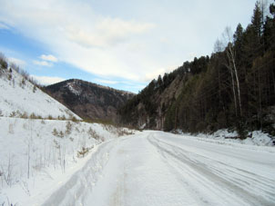 Camino por el territorio de la región de Krasnoyarsk al embalse Sayano-Shúshenskaya.