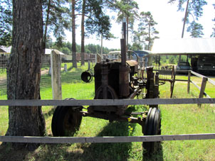 Tractor de la época de colectivización de la URSS en el museo de locomotoras de Pereyaslavl-Zalesski