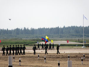 En la ceremonia de inauguración, los participantes salen con sus banderas estatales.