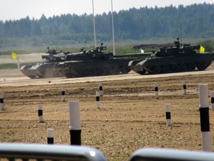 Tres tanque sbailaron en una plaza.