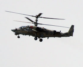 El helicóptero Ka-52 también mostró su maniobrabilidad.