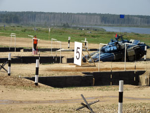Tanque pasa foso.