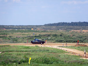 El tanque continúa su carrera trás impactar todos tres blancos desde su cañón.