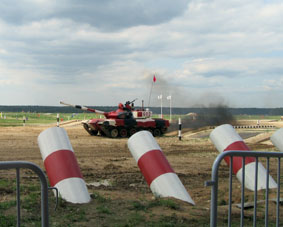 El tanque de fabricación china también produce mucho humo.