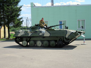 Vehículo de Infantería de Combate BMP-1 en la exposición del parque "Patriota".