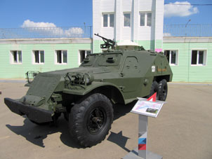 El transportador blindado BTR-152 en el milenio pasado estaba en el Ejercito Soviético.