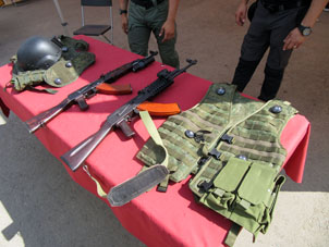 Simuladores de arma de fuego de la empresa "Irbis" de San Petersburgo para tirar con luz láser con aviso del impacto con bombillos en los chalecos.