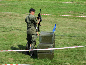 Infantes marines instruyen a los niños tirar con el simulador de "Irbis".